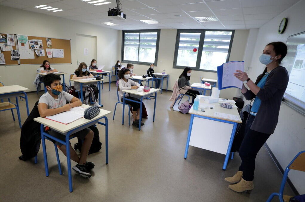 Estudantes franceses com incerteza sobre o futuro no regresso às aulas