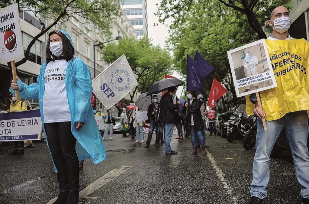 Cerca de três centenas de enfermeiros exigem mais direitos em manifestação em Lisboa