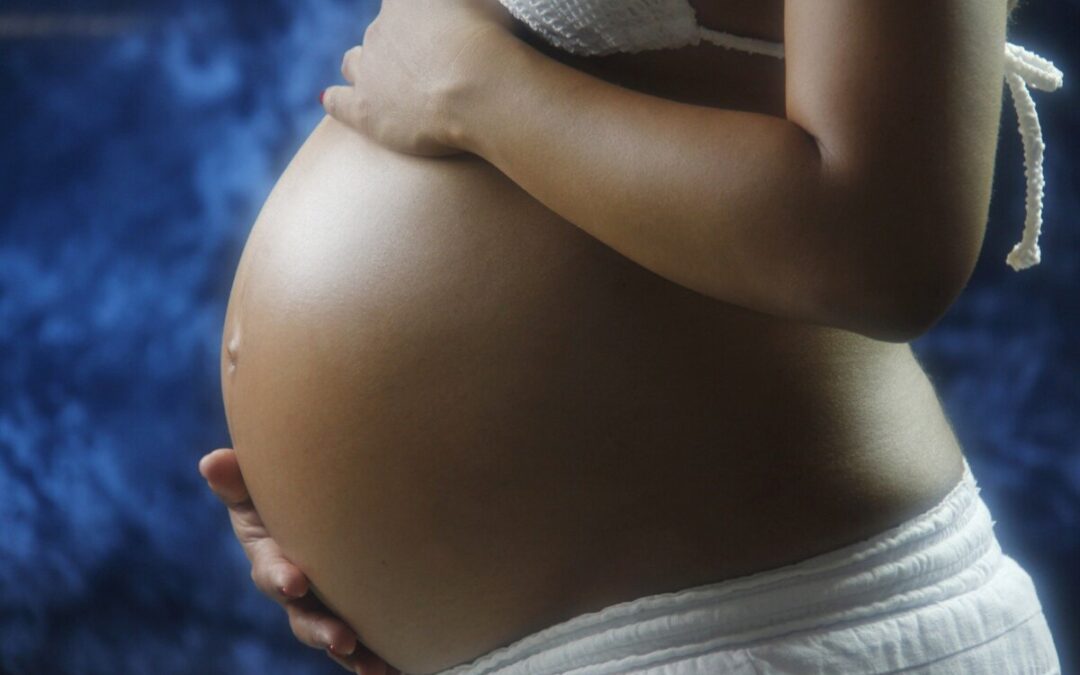 Vacina AstraZeneca suspensa em grávidas no Brasil