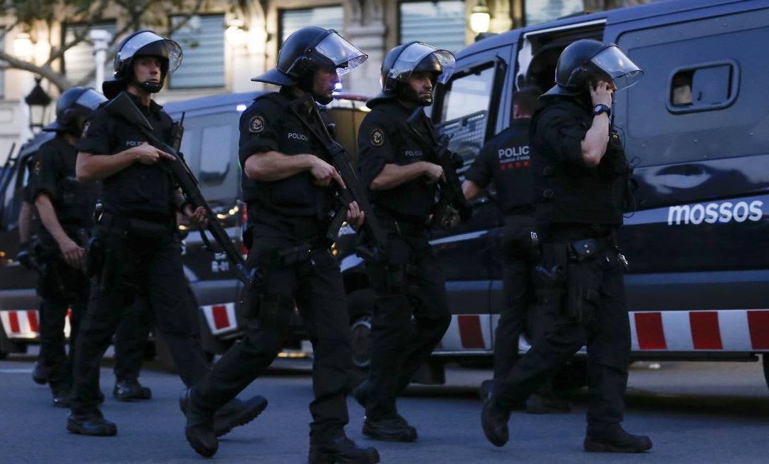 Polícia retira cerca de 4.000 pessoas de 31 espaços públicos de Barcelona