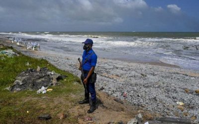 Toneladas de plástico libertadas pelo fogo em navio ameaçam praias do Sri Lanka