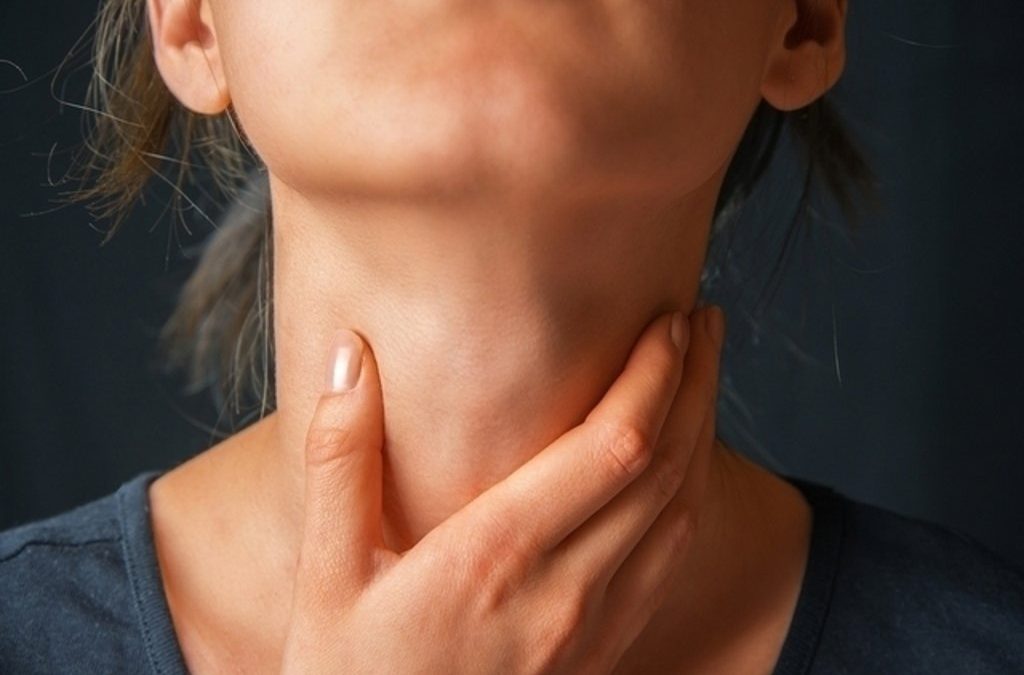 Estudo indica que doença autoimune e hipertiroidismo podem aumentar risco de cancro da tiroide
