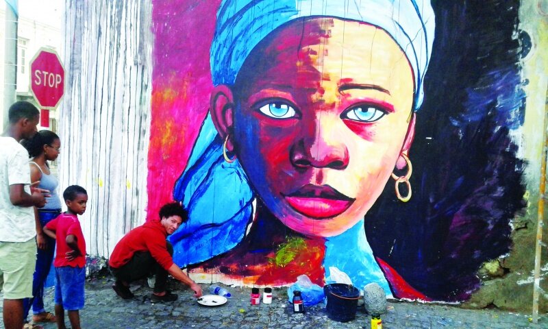 Artista plástico viaja nas tintas para homenagear cultura e colorir murais em Cabo Verde