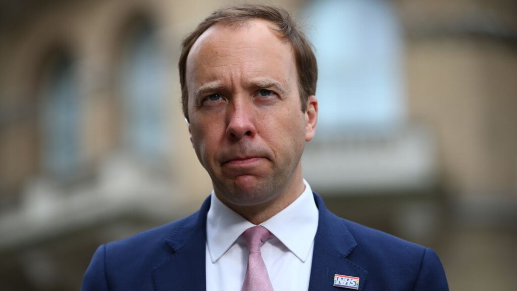 Ministro da Saúde britânico demite-se por incumprimento de regras de distância
