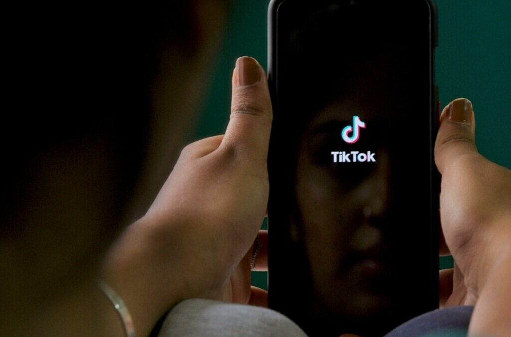 Um quinto dos utilizadores do TikTok passa 5 horas diárias ligado a esta rede social