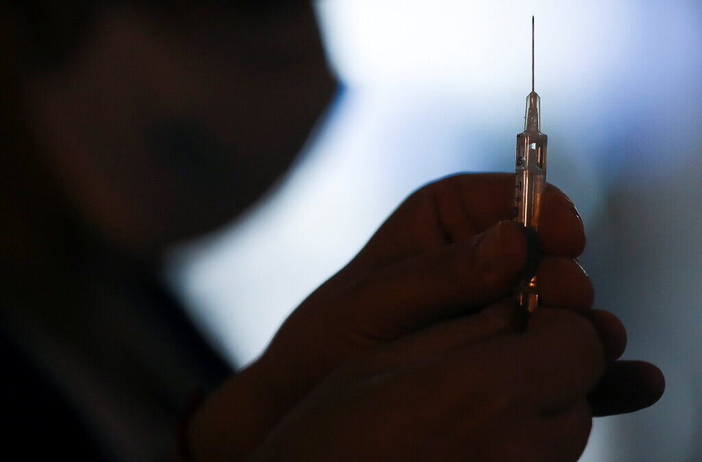 Ministra da Saúde aponta para 130 mil vacinas por dia em julho
