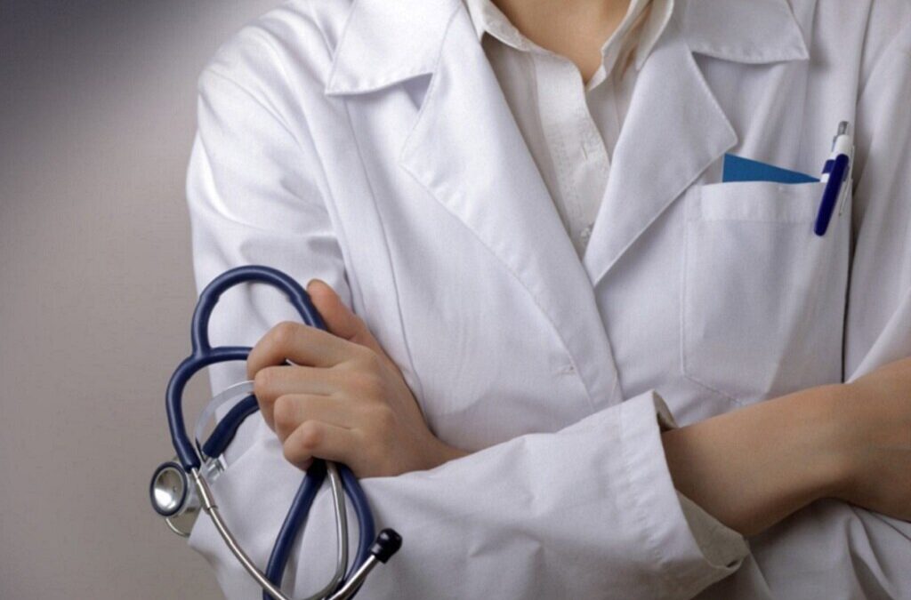 Médicos de saúde pública discordam com o fim do isolamento dos contactos de alto risco