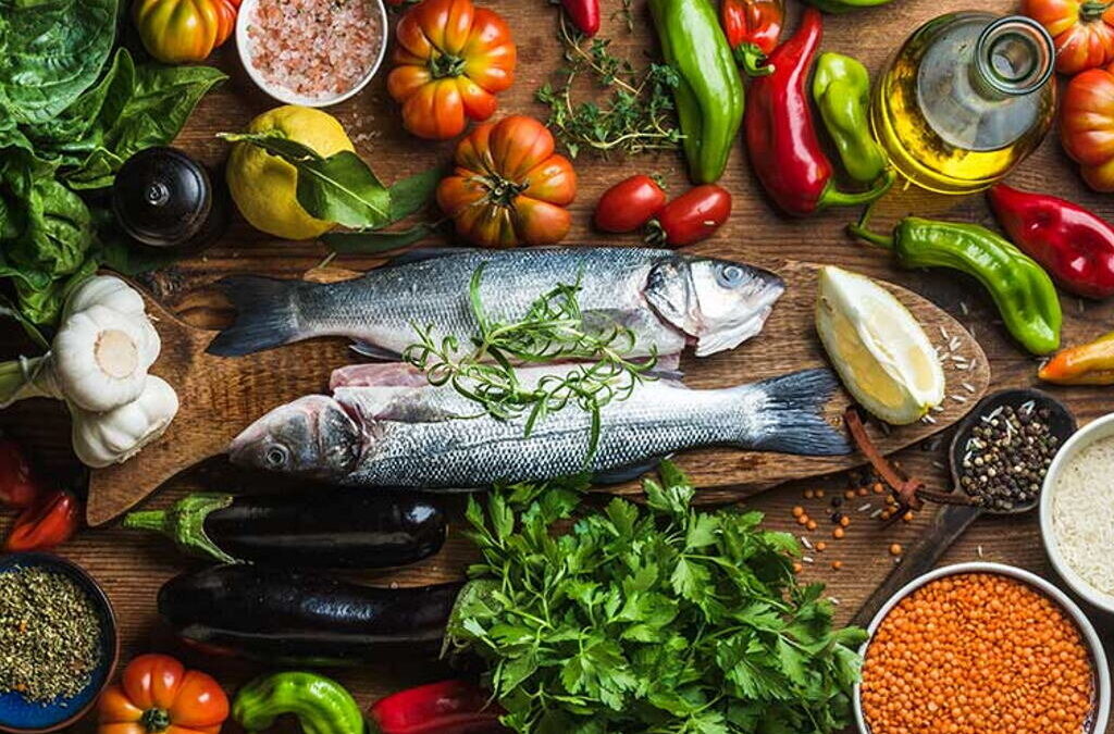 Estudo indica que dietas à base de plantas e peixe reduzem gravidade da Covid-19
