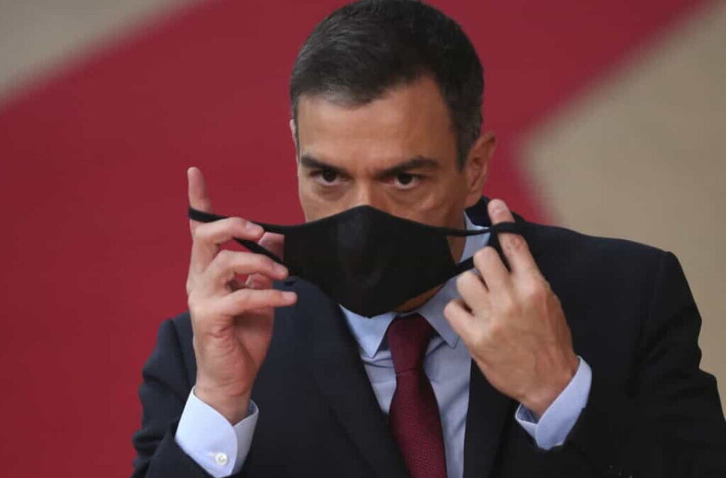 Primeiro-ministro espanhol garante que obrigação de usar máscara no exterior termina “em breve”