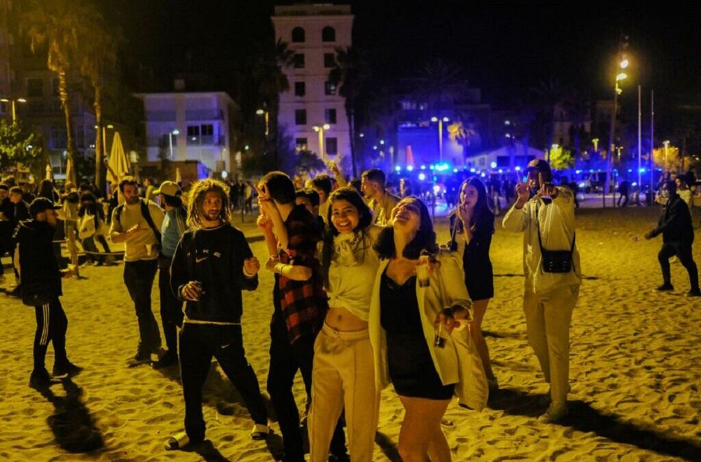 Catalunha volta a encerrar vida noturna devido a aumento de casos entre jovens