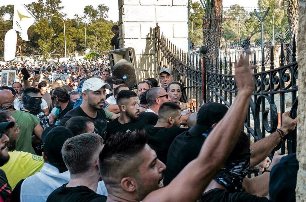 Milhares de pessoas manifestam-se no Chipre contra restrições