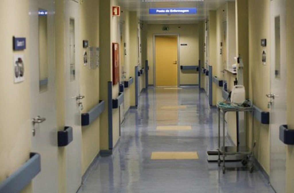 Hospitais de Lisboa Central com 96 internados em enfermaria e 18 em UCI
