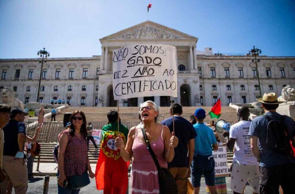 Meio milhar protesta em Lisboa contra as medidas de prevenção
