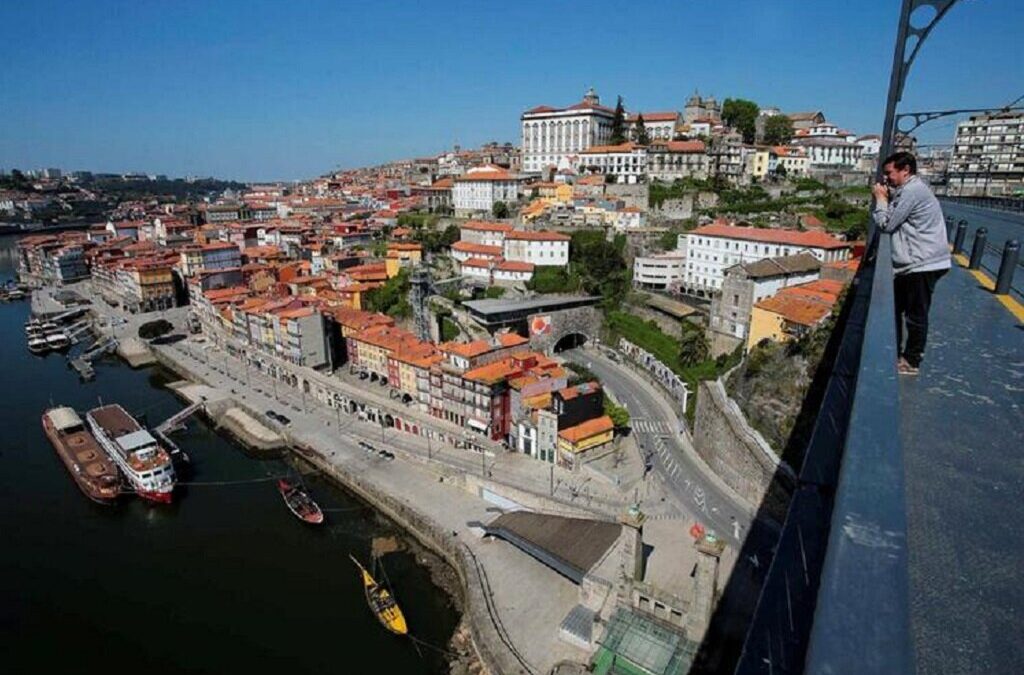 Câmara do Porto discute assegurar com táxis deslocações para centros de vacinação