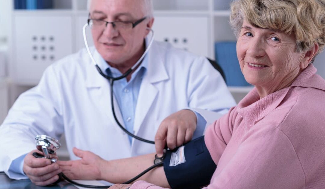 Sintomas de hipertensão nas mulheres de meia-idade são frequentemente atribuídos à menopausa