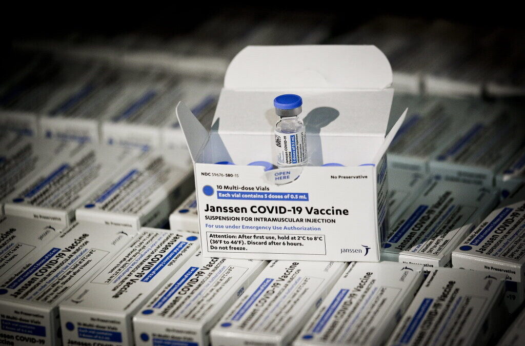 Especialistas decidem se aplicam novas restrições à vacina J&J nos EUA