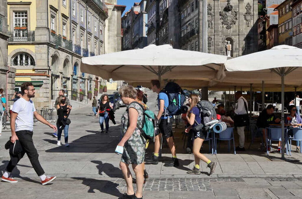 Dormidas de turistas residentes sobem 31% até julho e de não residentes caem 30,7% – INE