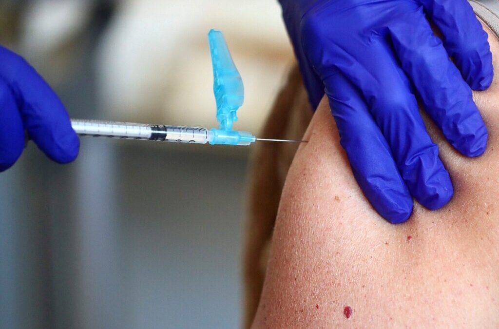 ECDC sugere duas doses da vacina para pessoas de risco mesmo previamente infetadas
