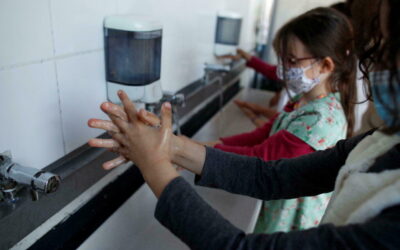 Testes salivares e vacinação de crianças com mais de 12 anos em França