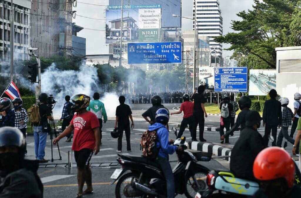 Polícia tailandesa usa balas de borracha e gás lacrimogéneo contra manifestantes