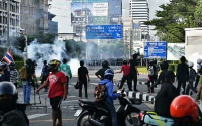 Polícia tailandesa usa balas de borracha e gás lacrimogéneo contra manifestantes