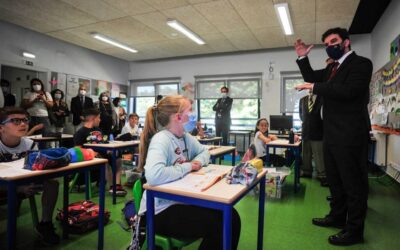 Ministro da Educação remete para autoridades de Saúde decisão sobre testes ou nova vacina
