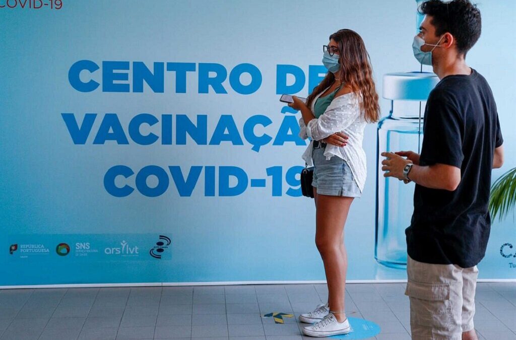 Portugal é o líder mundial na taxa de população com vacinação completa