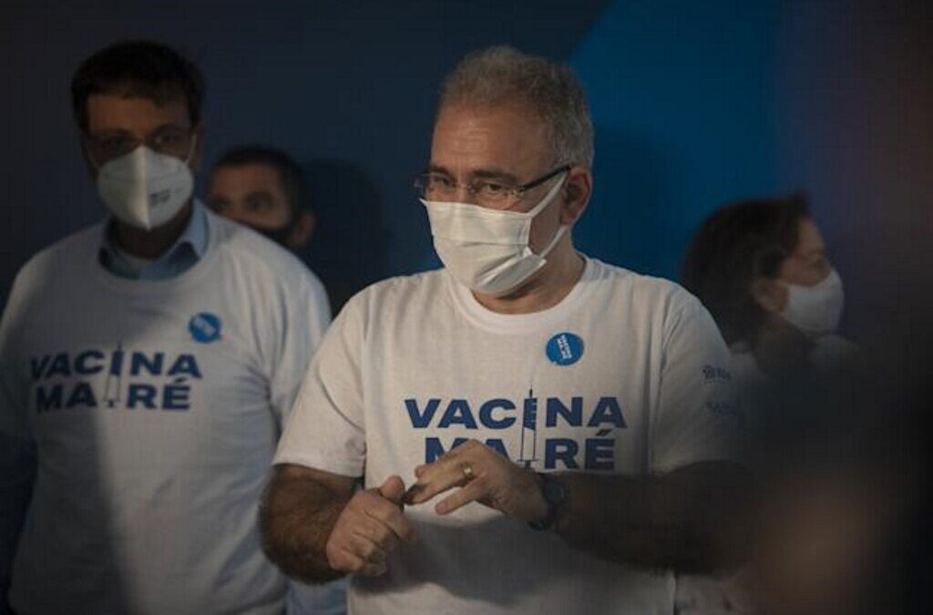 Governo brasileiro avança com terceira dose da vacina para idosos para setembro