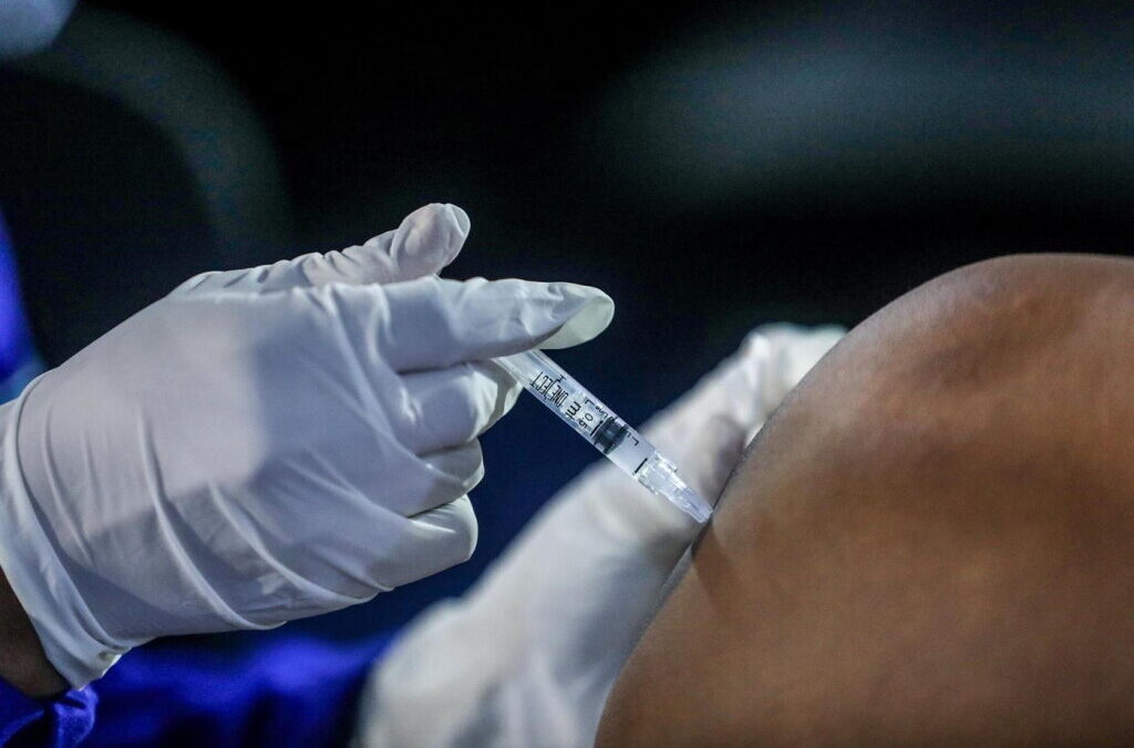 União Europeia atinge meta dos 70% da população adulta totalmente vacinada mas quer mais