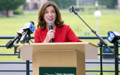 Kathy Hochul, primeira mulher a chegar ao cargo político mais alto no Estado de Nova Iorque
