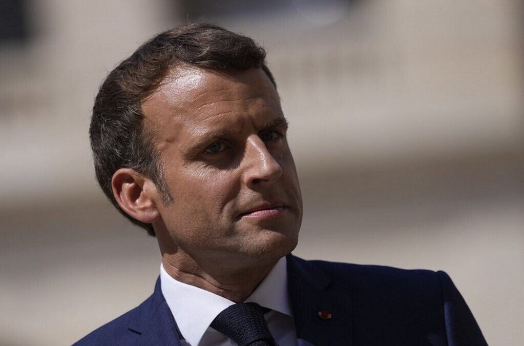 Presidente francês avisa que sem passe sanitário o país teria de reconfinar