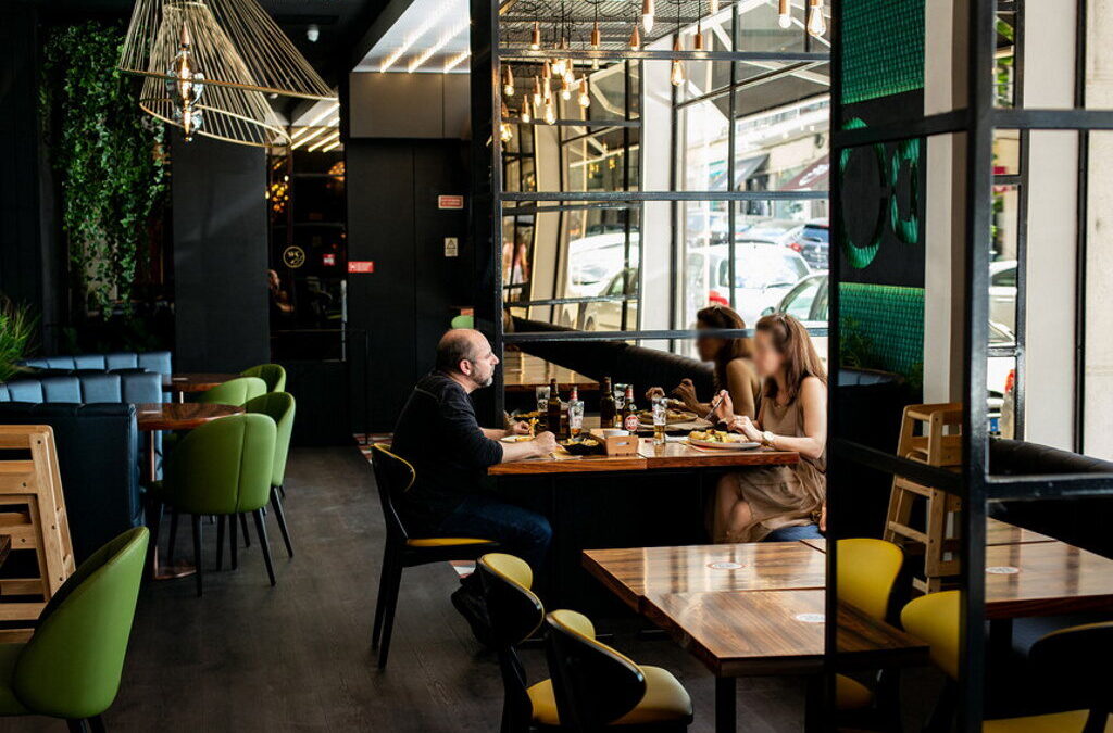 Alívio de medidas: restaurantes com oito pessoas por grupo no interior e 15 na esplanada