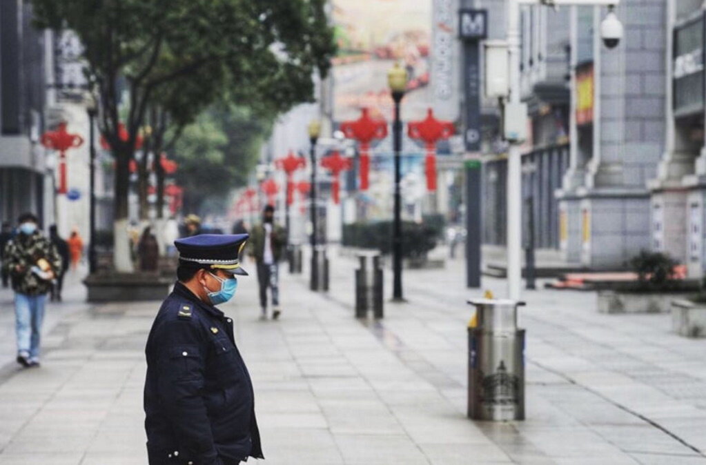 Pequim encerra parte do sistema de metro para combater propagação do vírus