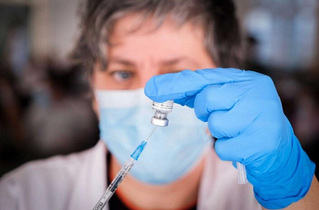 Açores avançam com dose de reforço da vacina em lares