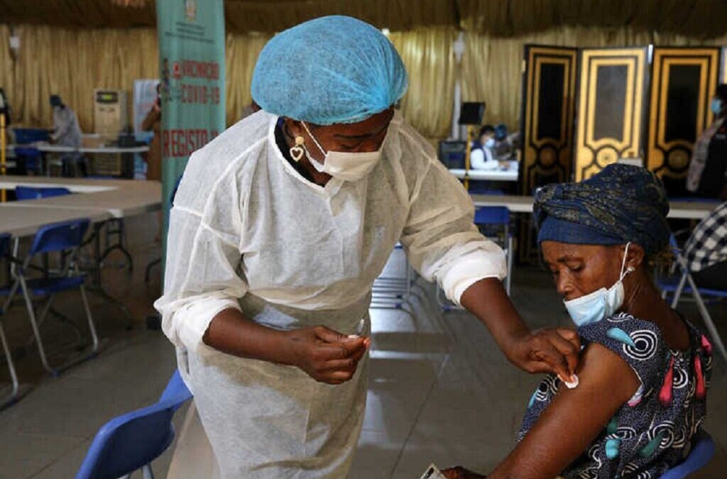 Angola vai continuar a promover vacinação para controlo da Covid-19