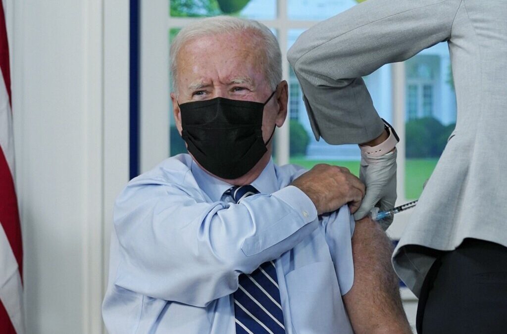 Biden levou terceira dose da vacina contra a Covid-19