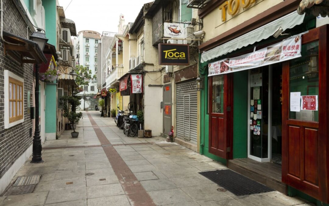 Macau alarga zonas de isolamento e fecha serviços públicos