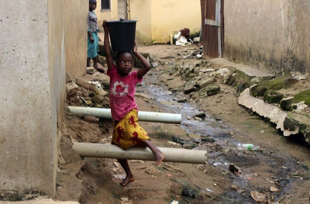 Mais de 1,5 milhões de crianças em risco na Nigéria devido a inundações devastadoras
