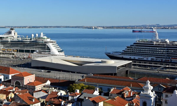 Navio com mais de 4 mil pessoas a bordo e 52 casos positivos no porto de Lisboa