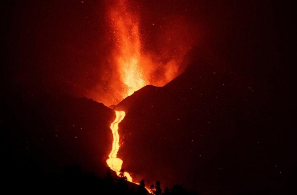Novo rio de lava em La Palma arrasta blocos equivalentes a casa de três pisos