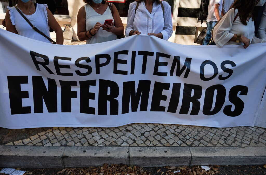 Centenas de enfermeiros reclamam melhores condições em frente à Assembleia da República