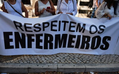 Centenas de enfermeiros reclamam melhores condições em frente à Assembleia da República