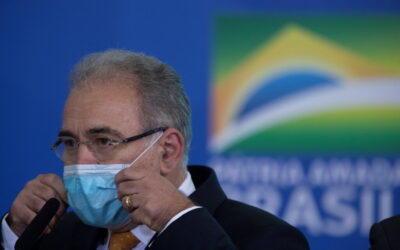 Brasileiros manifestam-se em frente ao hospital de Santa Maria contra presença de ministro da Saúde