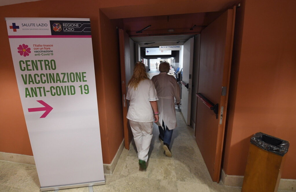 Itália disponibilizará terceira dose da vacina para todos a partir de janeiro