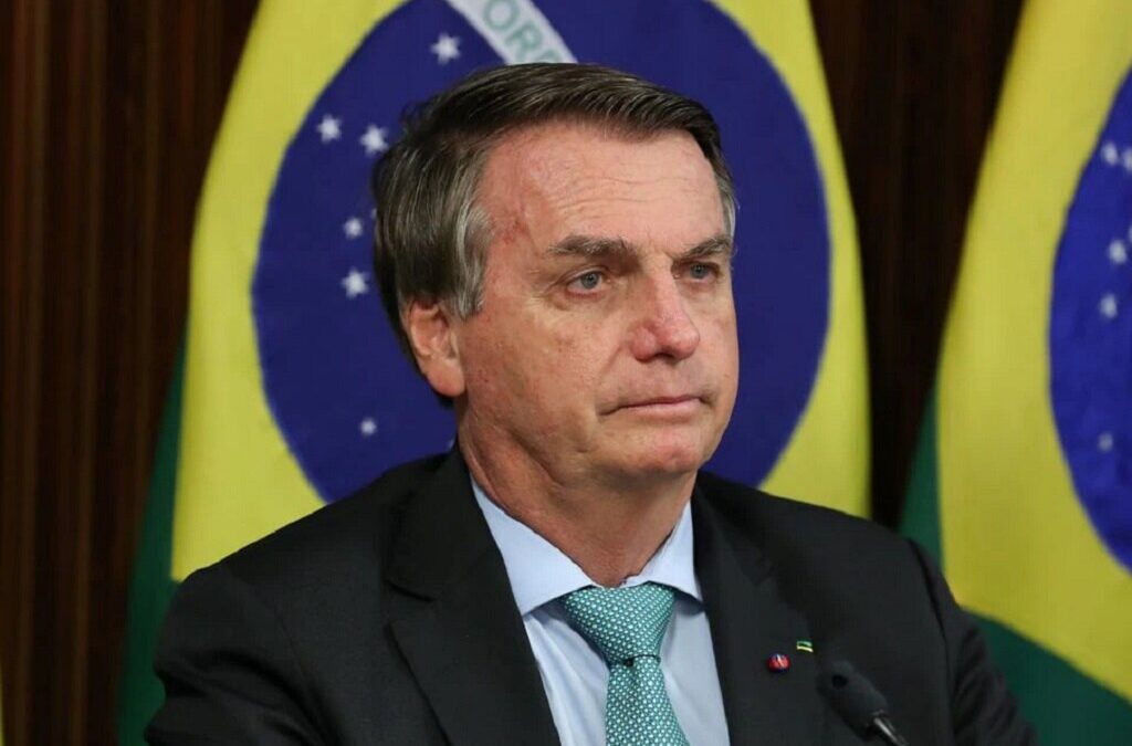 Brasileiras protestam contra veto de Bolsonaro à oferta de produtos menstruais
