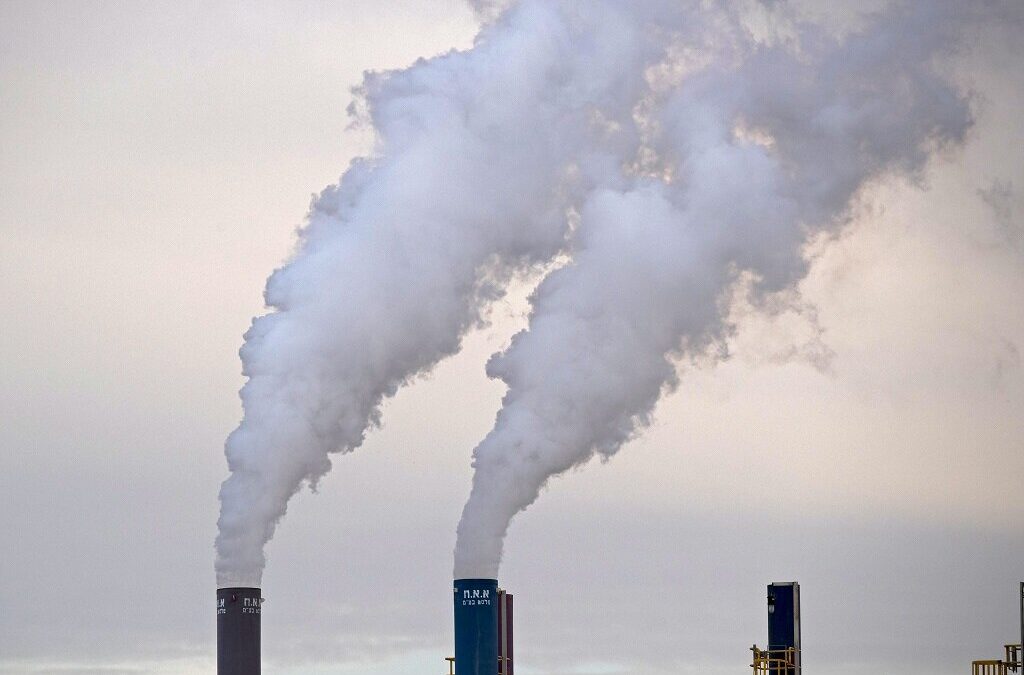 Economias do G20 taxam mais as emissões de CO2, mas impõe-se ação política mais forte