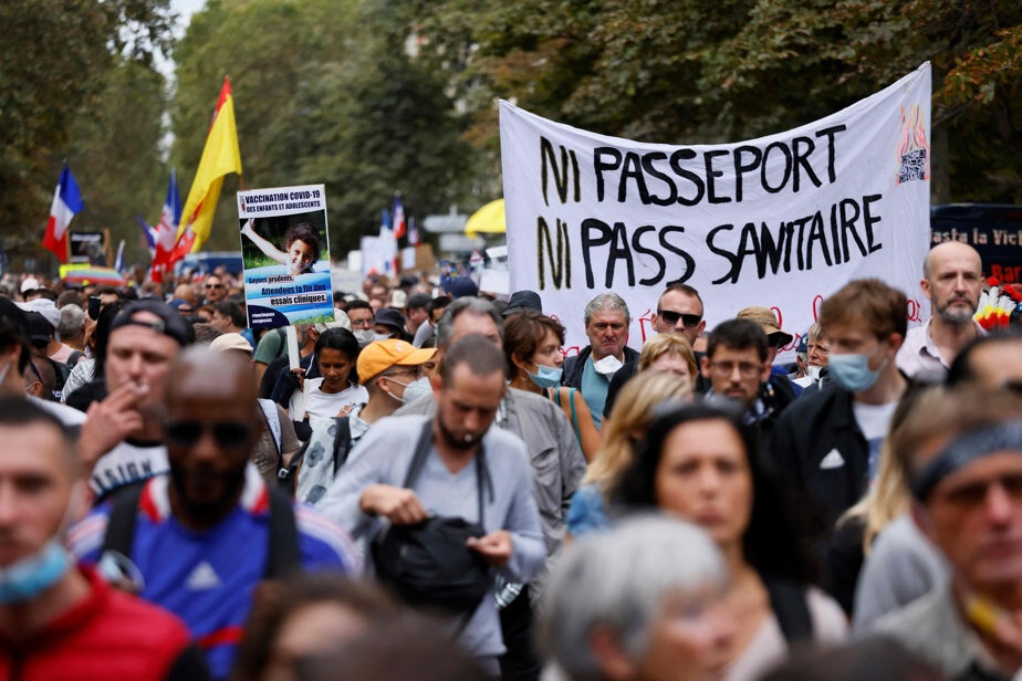 Mais de 40 mil pessoas protestaram contra passe sanitário em França