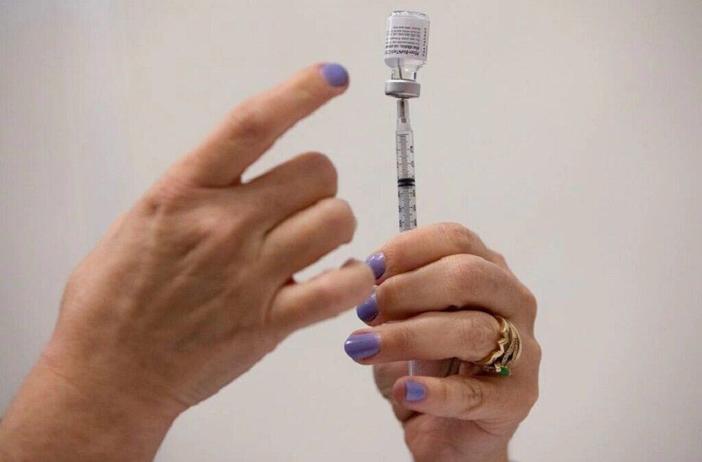Consórcio Pfizer/BioNTech anuncia eficácia de 95,6% em vacina de reforço