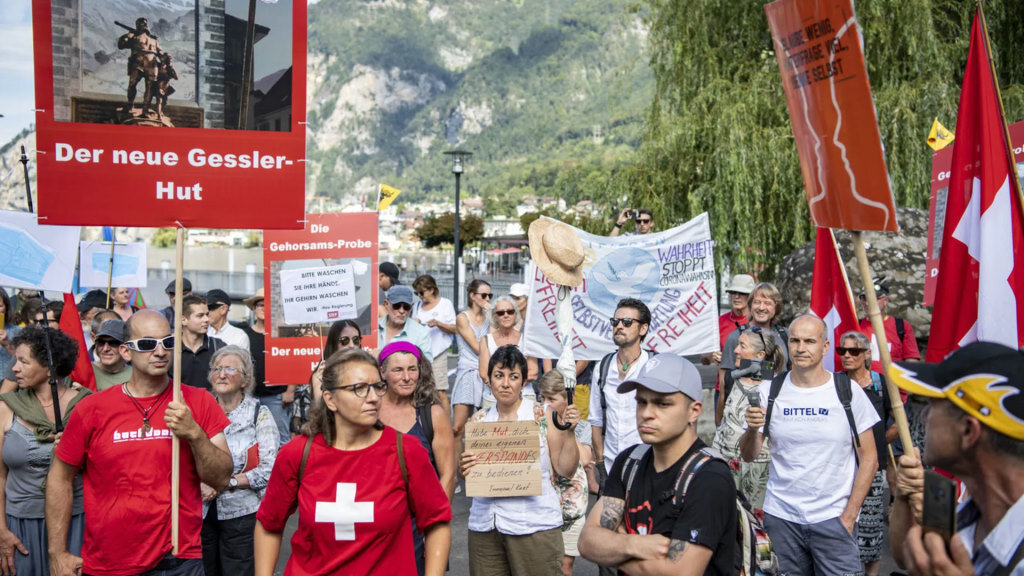 Milhares manifestam-se na Suíça contra as medidas anti-pandemia