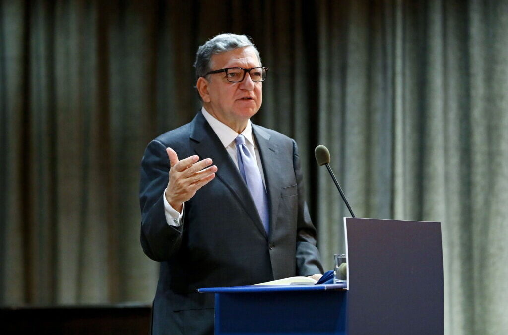 Durão Barroso acusa governos de prejudicarem distribuição equitativa de vacinas